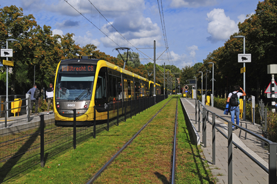 900327 Afbeelding van een tram van U-OV bij de halte De Kromme Rijn aan de Weg tot de Wetenschap te Utrecht.